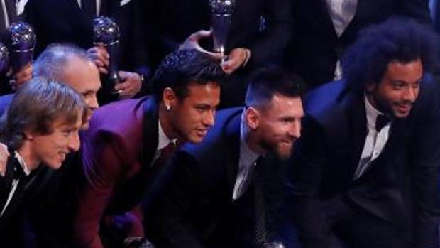 Neymar junto a Iniesta y Messi en la anterior gala de los premios The Best