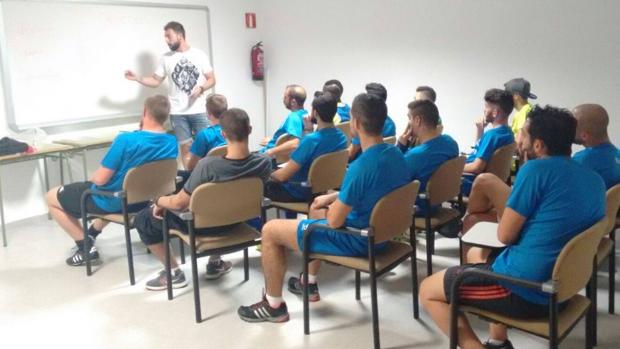 Juan Momparler trabaja con un grupo de entrenadores