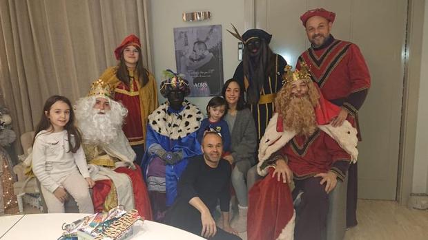 Andrés Iniesta posa con su familia con los Reyes Magos