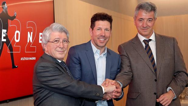 Cerezo, Simeone y Gil Marín, ayer, en la firma del contrato