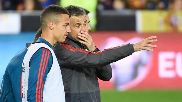 Luis Enrique da instrucciones ayer a Rodrigo en el entrenamiento de España