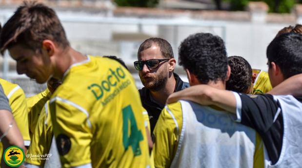 El presidente del Atlético Tomelloso, Cristóbal Moraga (con gafas) con los jugadores de su equipo