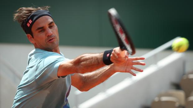 Roger Federer en un enternamiento en París