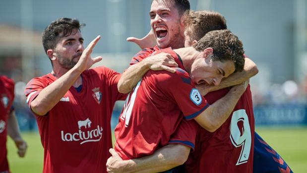 Los jugadores del Osasuna B celebran el ascenso a Segunda B