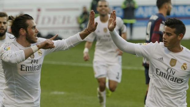 Gareth Bale y James Rodríguez celebran juntos un gol, en una imagen de 2015