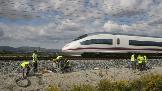 Técnicos de ADIF reparan los cables de cobre y de fibra óptica que provocaron el incidente de octubre