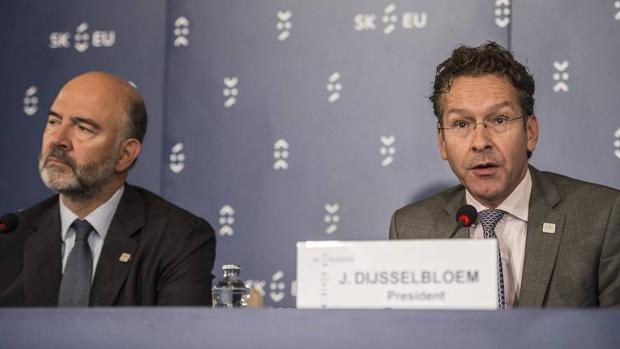 El comisario de Asuntos Económicos Pierre Moscovici, junto al presidente del Eurogrupo Jeroen Dijsselbloem