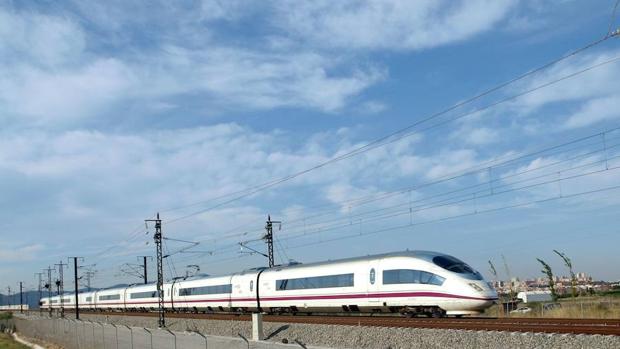 Un tren AVE con dirección Sevilla
