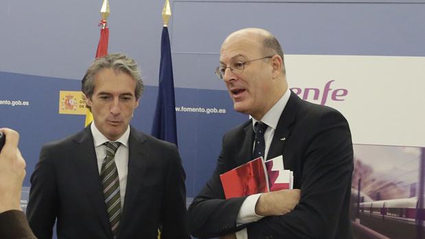 Pablo Vázquez (i), junto al ministro de Fomento, Íñigo de la Serna