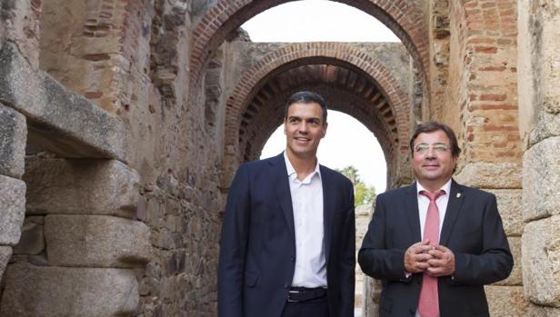 El secretario general del PSOE Pedro Sánchez (i) y el presidente de Extremadura Guillermo Fernández Vara,