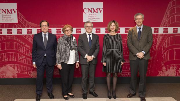 De izq a dcha, el Presidente de Emisores Españoles, Rafael Piqueras, la Presidenta de Dircom, Montserrat Tarrés, el Presidente y la Vicepresidenta de la CNMV, Sebastián Albella y Ana María Martínez-Pina, respectivamente, y el Presidente de APIE, Íñigo de Barrón