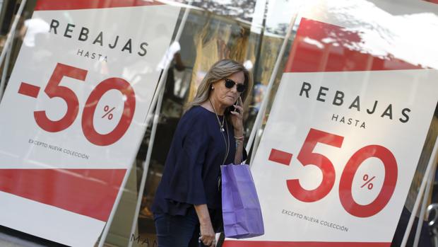 Desde la firma han puesto en valor los fuertes descuentos del 50% en moda femenina, concretamente, en blusas y vestidos