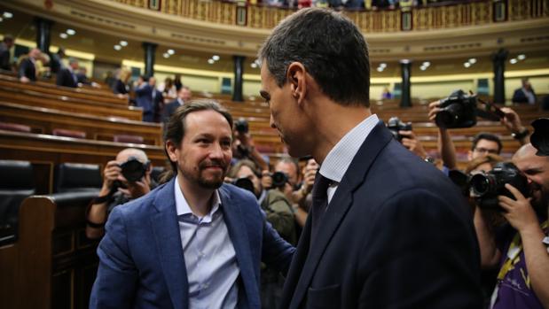 Pablo Iglesias y Pedro Sánchez durante la moción de censura del PSOE contra Mariano Rajoy