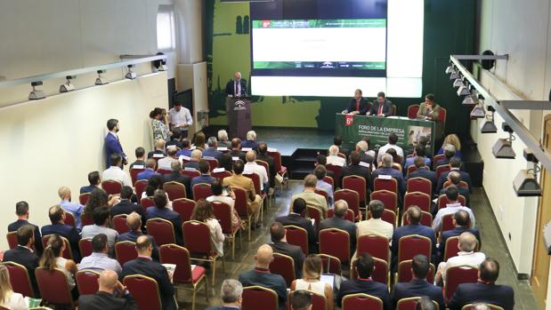 Álvaro Guillén, presidente de Landaluz, se dirige a los asistentes al Foro de la Empresa Agroalimentaria