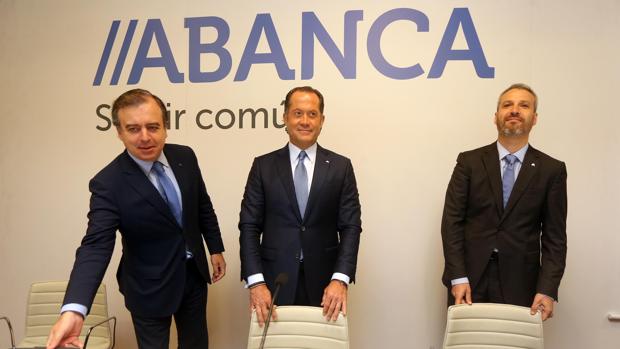 El consejero delegado de Abanca, Francisco Botas y el propietario del banco, Juan Carlos Escotet, y el director financiero, Alberto de Francisco