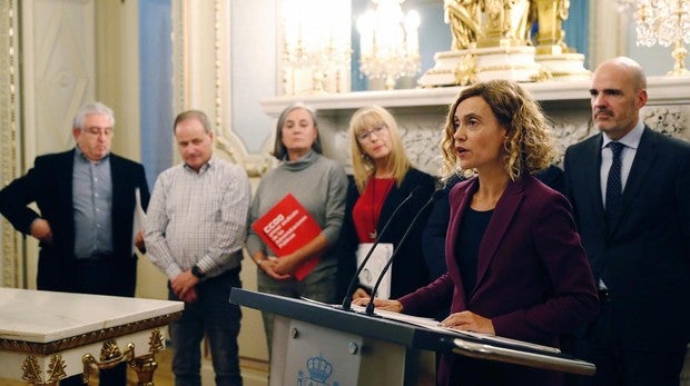 La ministra de Política Territorial y Función Pública, Meritxell Batet, en la firma del acuerdo