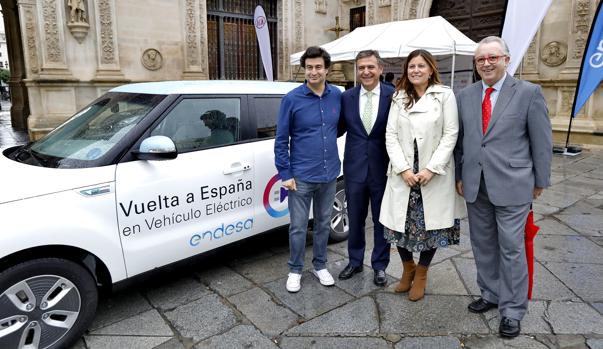 Pepe Rodríguez, Francisco Arteaga, Esperanza Caro y Antonio Rodríguez, ayer, ayer, junto al coche eléctrico, a las puertas del Ayuntamiento de Sevilla