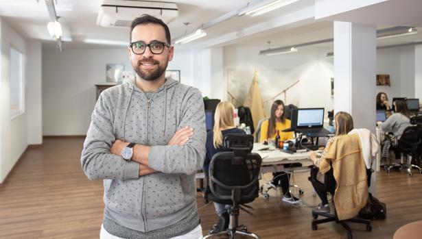 Talal Benjelloun, cofundador de Glamping Hub, en la oficina central de la Cuesta del Rosario en Sevilla