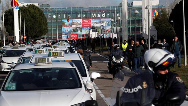 Imagen de los taxis en la puerta de Ifema