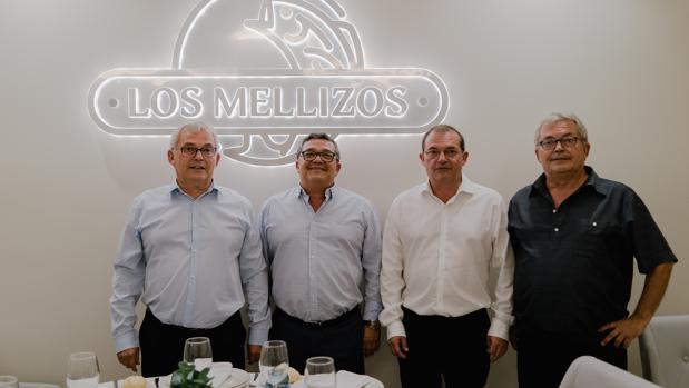 Los gemelos Ramón y Florencio Montes, en los extremos, junto a sus hermanos, José Pascual y Pedro David, posan en el restaurante de Fuengirola