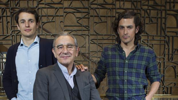 Benito Suárez (centro) con sus hijos Juan (izda.) y Gabriel (dcha.)
