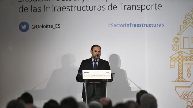 El mkinistro asegura que su departamento licitó 5.000 millones de euros en el segundo semestre de 2018
