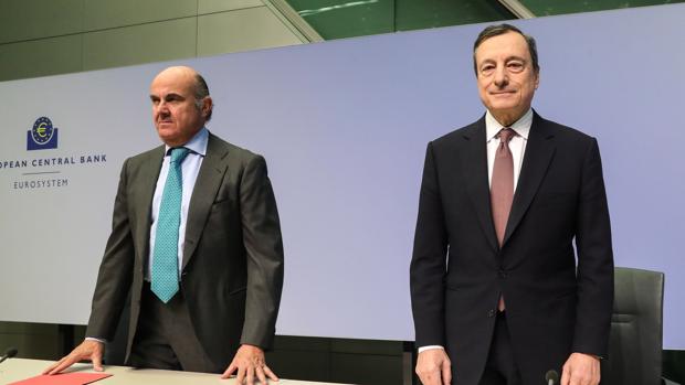 El vicepresidente del BCE, Luis de Guindos (izda) y el presidente de la institución, Mario Draghi