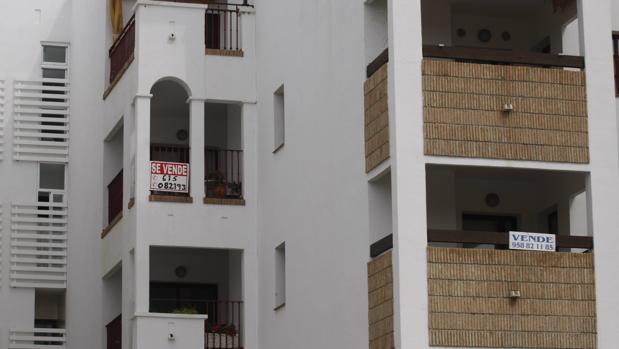 Un piso en un municipio de Granada con el cartel de «Se vende»