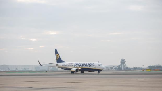 Avión de Ryanair en el aeropuerto de Sevilla