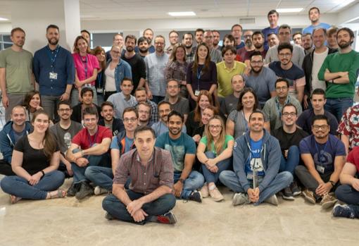 Daniel López Ridrujo, en primer plano, con su equipo de Bitnami