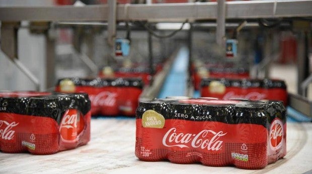 Foto de latas de Coca Cola en su fábrica de Barcelona