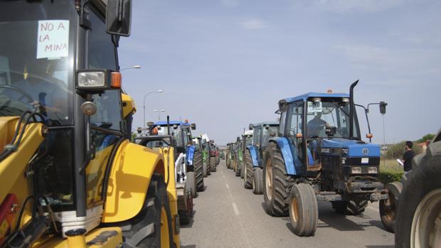 Varios tractores protestan por los proyectos de minería en Campo de Montiel, Ciudad Real