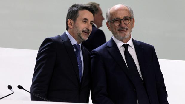 Josu Jon Imaz y Antonio Brufau, hoy, en la junta de accinoistas