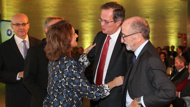 A la derecha de la ministra Ribera, Antonio Brufau, en el 25 aniversario de la AOP
