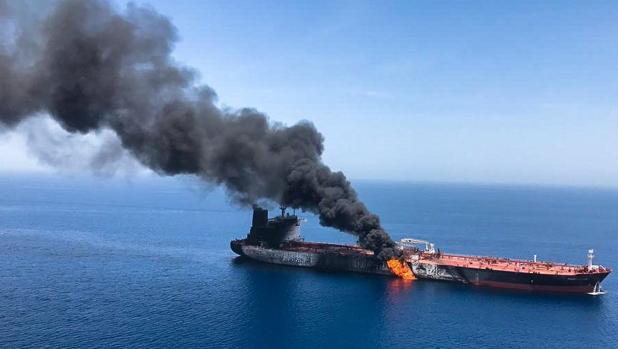 Imagen del buque petrolero noruego Front Altair en llamas