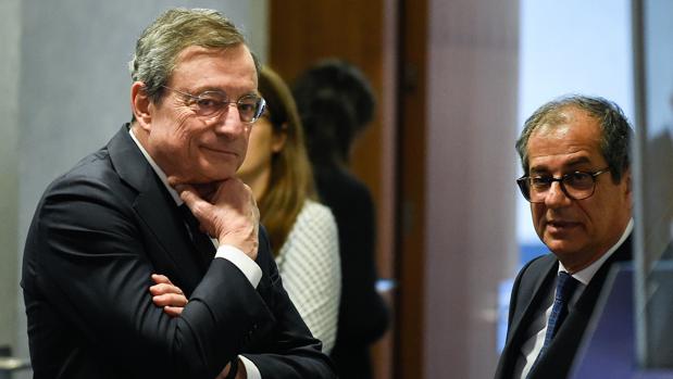 El presidente del BCE, Mario Draghi (izda) junto al ministro de Economía de Italia, Giovanni Tria