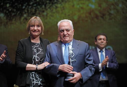 María Jesús Catalá, directora Territorial de CaixaBank, entregó el premio a Manuel Contreras Ramos, presidente del grupo Azvi