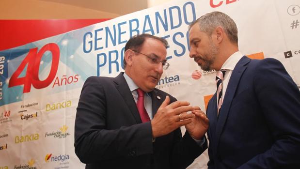 Javier González de Lara, presidente de la CEA, junto a Juan Bravo, consejero de Hacienda, Industria, Energía y Minas de la Junta de Andalucía