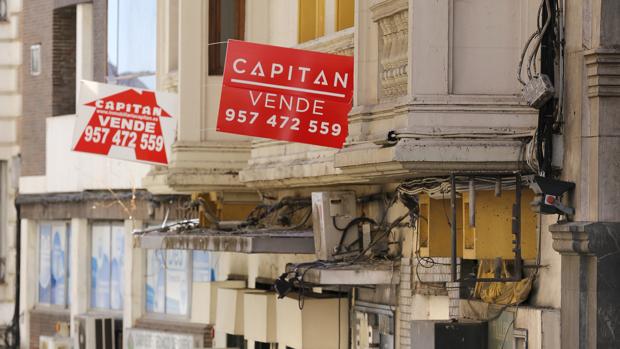 Dos carteles de «Se vende» en Málaga
