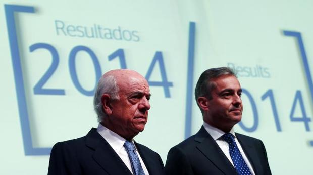 Ángel Cano (derecha) junto a Francisco González durante la presentación de resultados de 2014