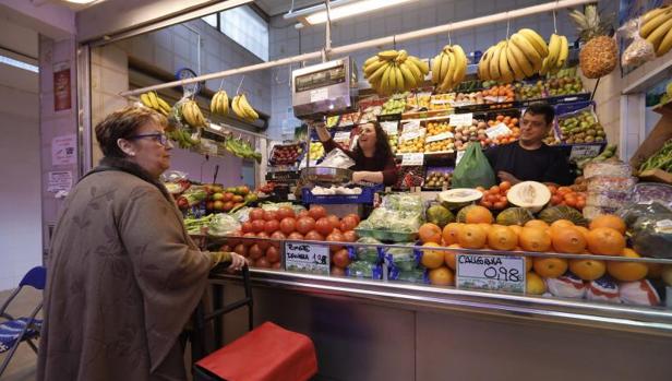 Puesto de frutas dentro de un mercado de abastos