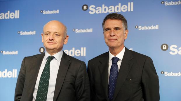 El economista jefe del Banco Sabadell, Tomás Varela, y el consejero delegado, Jaime Guardiola, durante la presentación de resultados de la entidad financiera