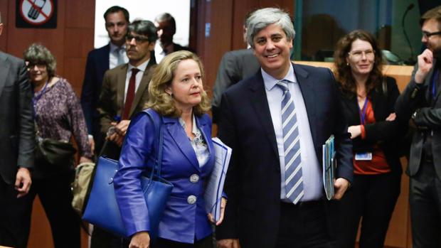 La ministra española de Economía, Nadia Calviño (i), y el presidente del Europgrupo y ministro portugués de Finanzas, Mário Centeno,