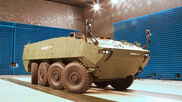 n prototipo del nuevo carro, el «Dragón» VCR 8x8, en la cámara anecoica de la factoría, una de las más grandes de Europa donde se hacen los ensayos electromagnéticos y otras pruebas de todos los vehículos