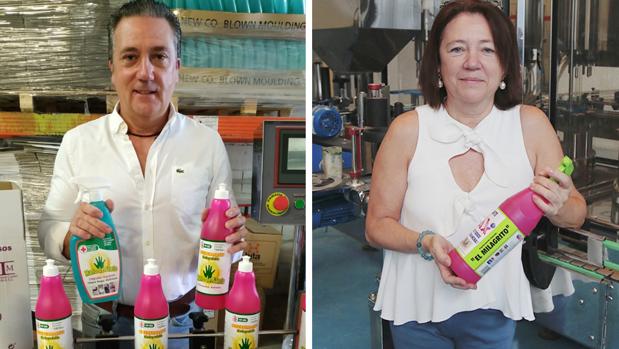 Miguel Castro, con los productos Mano de Santo que comercializa, y su hermana María, con el desengrasante El Milagrito que produce la empresa Fabrienvaf