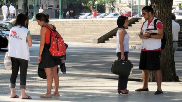 Captadores de fondos de la ONG Médicos sin Fronteras trabajando en la calle para buscar nuevos socios