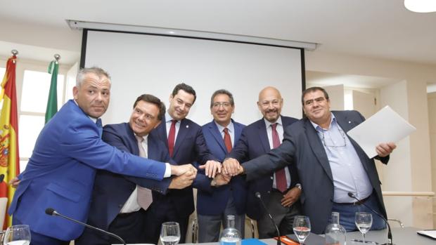 Foto de familia tras la firma del VI Acuerdo para la Valorización Energética de la industria cementera andaluza