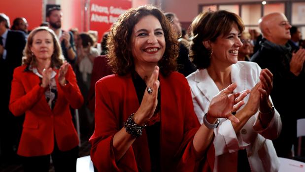 María Jesús Montero, ministra de Hacienda (centro) junto a la ministra de Justicia, Dolores Delgado (dcha)