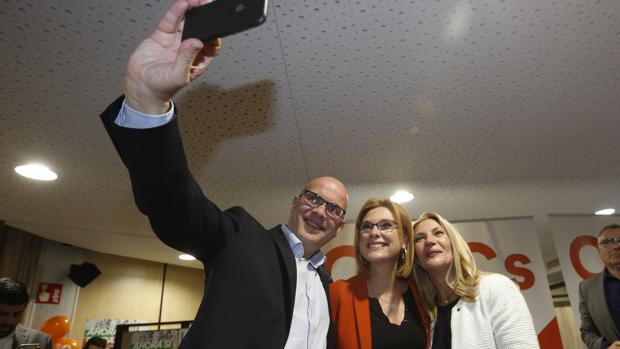 Los tres parlamentarios de Ciudadanos por Granada, tras conocerse los resultados.