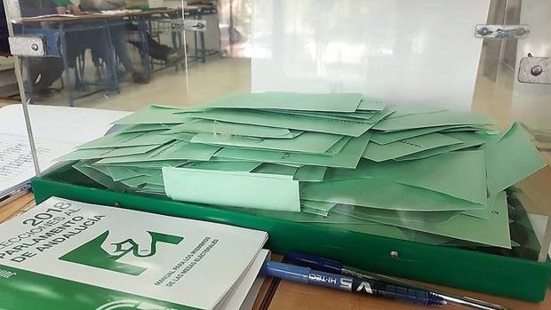 Urna situada en un colegio electoral de Jaén